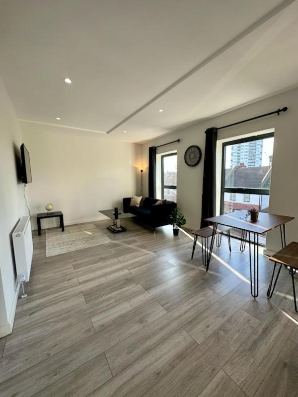 Stratford Apartment With Balcony London Exterior photo
