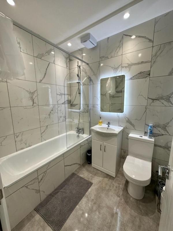 Stratford Apartment With Balcony London Exterior photo